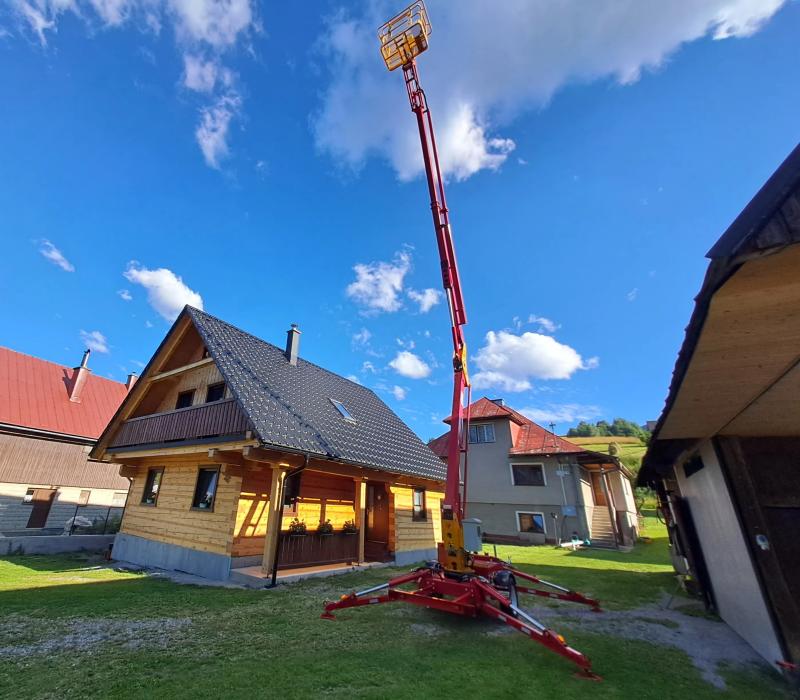 LIFTSGLT towable boom lift fully extended for residential house roof and exterior maintenance LIFTSGLT towable boom lift fully extended for residential house roof and exterior maintenance